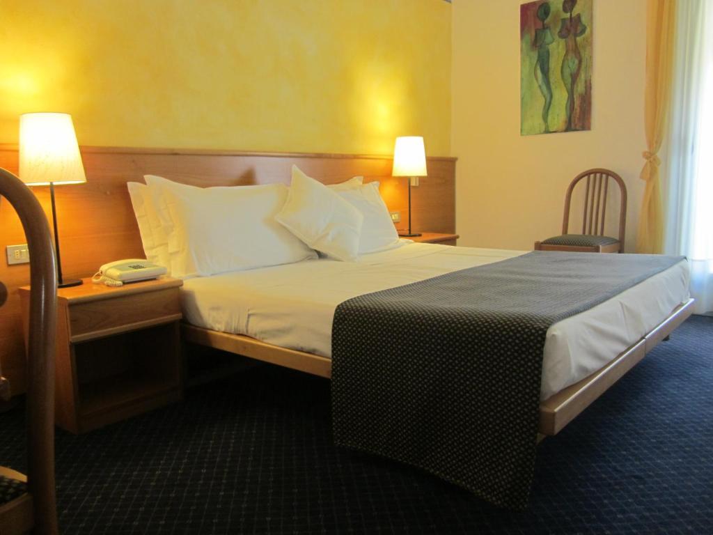 Hotel Marina Torri Del Benaco Oda fotoğraf